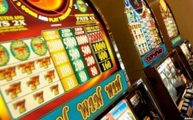 Màn hình hiển thị giao diện di động nền tảng qq8827 với chức năng thể thao và casino