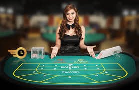Người chơi Việt Nam thao tác game bắn cá trực tuyến qq8827 trên điện thoại di động